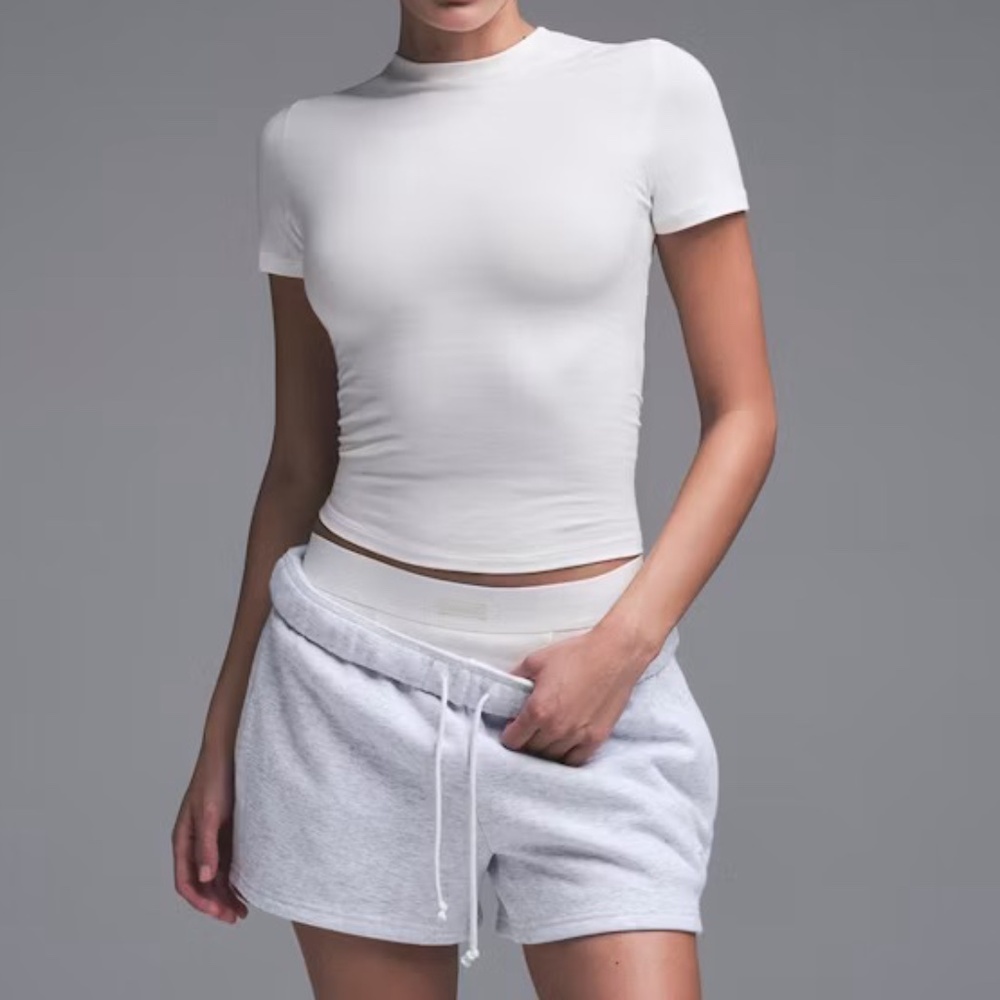 SKIMS White Cotton Jersey Fitted Short Sleeve T-Shirt in Marble
